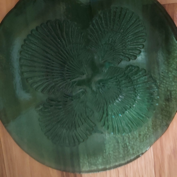 Green Recycled Glass Plate Platter Scallop Shell Relief on Bottom 10 Inches - Picture 5 of 9